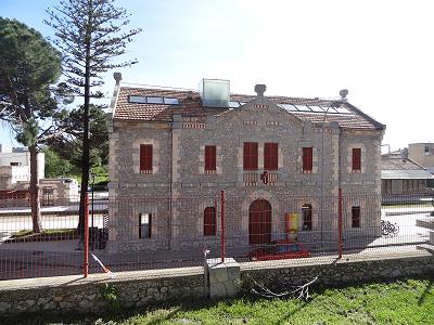 Der Bahnhof von Art mit seinem Bahnsteig ...