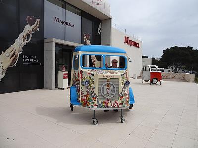 VW- und andere Attrappen vor Perlen-Attrappen ...