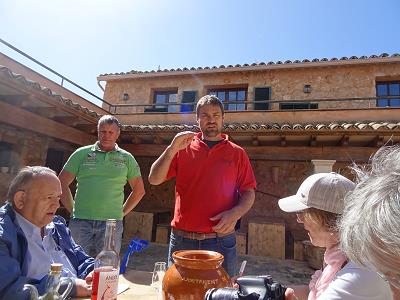 ... Was wurde hier verkostet ?Ausblick aufs Meer und "verwilderte" Weinberge ...