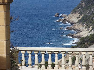 Ausblick aufs Meer und "verwilderte" Weinberge ...