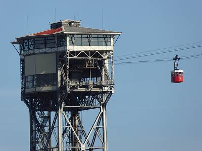 ... die Gondelbahn ber den Hafen ...