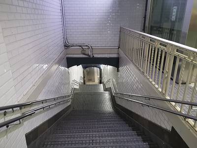 ... hinab in die U-Bahn ...