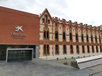 ... hinein ins Cosmo Caixa, wir werden schon erwartet ...