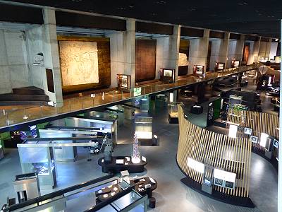 ... Blick hinab in die Ausstellungshalle ...