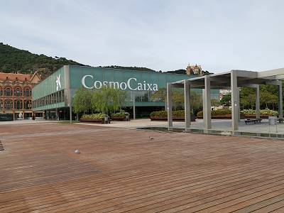 ... der Innenhof mit der Zeitkapsel ...