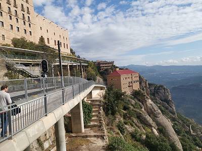 ... wie Vogelnester am Fels ...