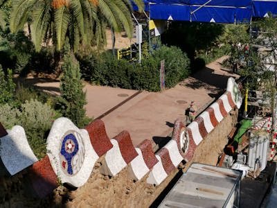 Trgerisch leerer Eingangsbereich im Park Gell, trotz Zugangssperren jede Menge Besucher ...