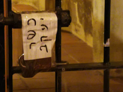 Abgesperrter Keller fr koscheren Wein, aber es gibt auch offene Bereiche ...