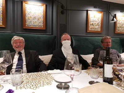 Im Restaurant: Wei da jemand von uns mehr ber die Zukunft? Und: Was wurde hier verkostet?