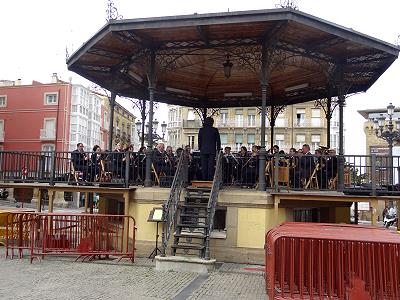 Begleitet von Musik durch die Gassen ...