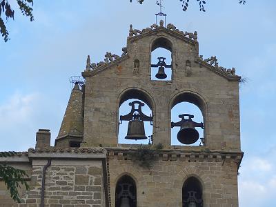 Mittelalterliche Kirche und moderne Skulptur ...