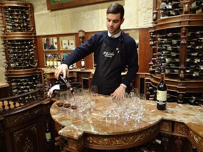 Verkostung im historischen Degustationsraum mit neuerem Wein, der alte bleibt im Keller ...