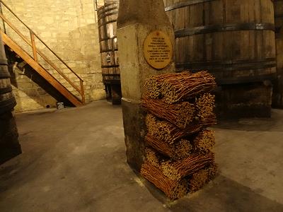 Weidenbndel zum Filtern, aus dem Inneren eines Fasses ...