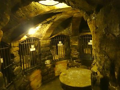 Hinab in den Keller mit Nischen und Stuben ... Hinab in den Keller mit Nischen und Stuben ...