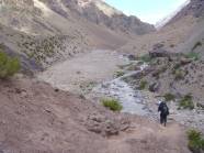 ber staubigen Untergrund und scharfes Gerll ...