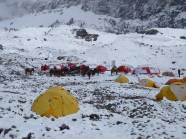 Im verschneiten BaseCamp (Bild: Marco Plass)