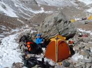 Gemtlich? Windschutz hinter einem Felsbrocken ...