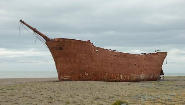 Ein sthlernes Segelschiff rostet am Strand ...