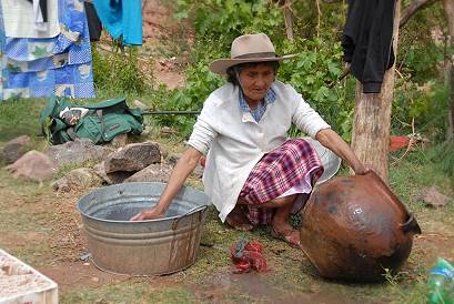 Selbstgefertigter Tontopf aus dem Feldbrand ...