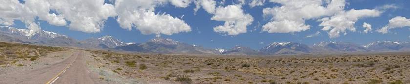 Landschaft satt: brettebene Pampa und schneebedeckte Fnf- und Sechstausender
