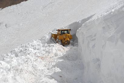 ... und eine einsame Planierraupe am Pass ...