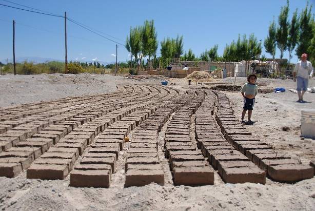 Steine aus Lehm, Stroh und Wasser ...