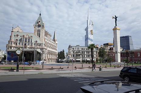 Europaplatz in Batumi ... mit Mini-Riesenrad im Turm der TU ...