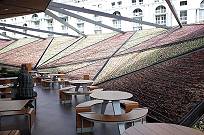 ueres Ende der Muschel mit besonnten Blumenrabatten ...