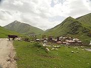 Mehrere kleine Wehrturmsiedlungen, im Hintergrund Ushguli