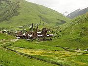 Hinter Ushguli fhrt die Strae zum noch verschneiten Zagorapass auf 2.624 m