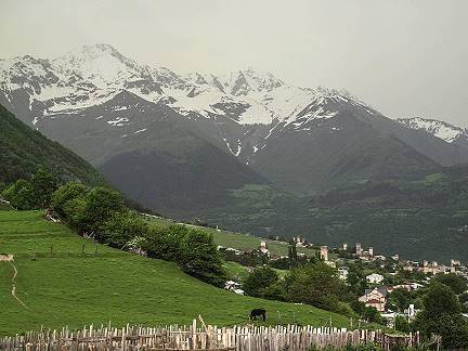 Mestia Ortsrand mit Bergblick ...