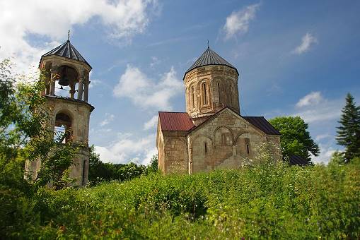 Die alte Bischofskirche ist etwas eingewachsen – wenig los hier!