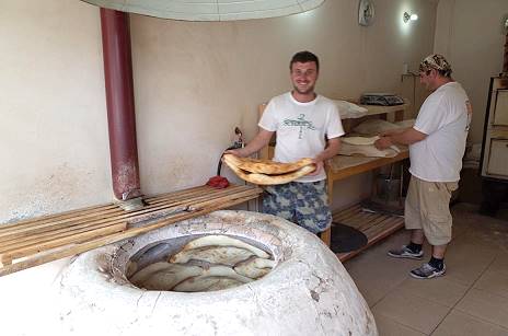 Der Bcker und sein Geselle sind richtig stolz ber unser Interesse ...