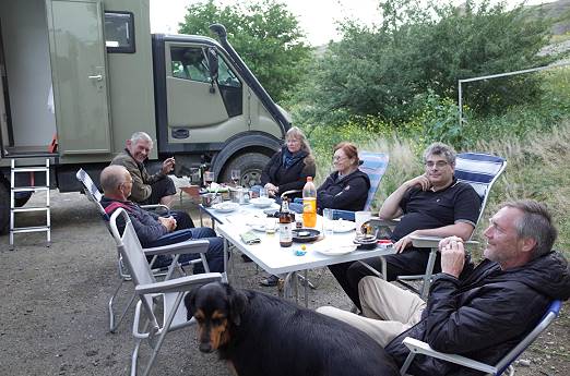 Selige Zufriedenheit mit vollem Bauch, Bier und Rauch ...