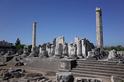 Mächtige Säulen, imposanter Tempel ...