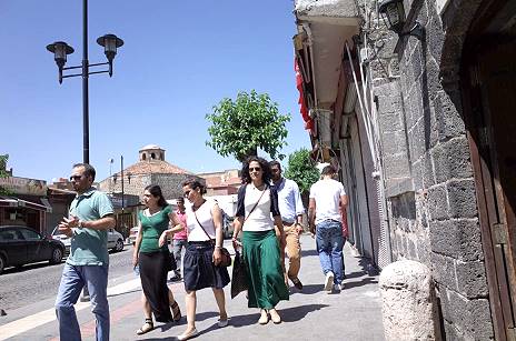 Auf den Straen fast nur modern gekleidete Frauen, Stadtmenschen eben