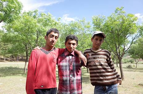 Links die beiden Brder, recht ihr Cousin