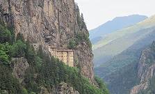 Wie ein Schwalbennest und unerreichbar fr Feinde ...