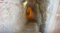 Die Gnge sind niedrig und eng ...