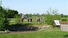 Schner Stellplatz, Museum im Vordergrund