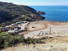 Schne Bucht mit scheinbar verlassener Baustelle