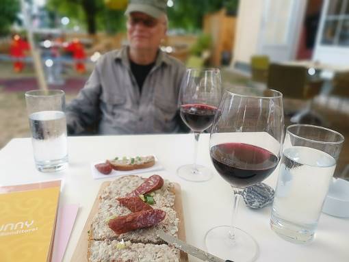 Man hat hier ausreichend Rotwein ... 