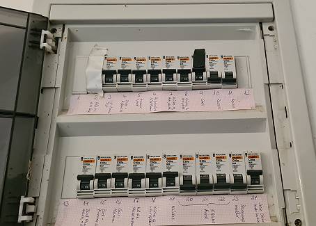 Viele Sicherungen, viel zu schalten ... Viele Sicherungen, viel zu schalten ...