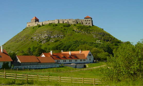 Beherrscht den Ort: Eindrucksvolle Burganlage in Sümeg ...