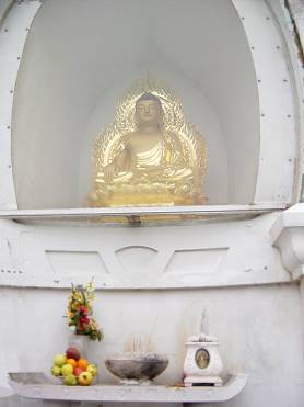 ... und ihr Altar mit Buddhastatue ...