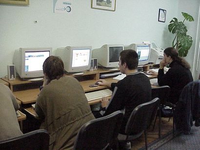 Schulen und Bilbliotheken bieten den Internetzugang für die Bürger ...