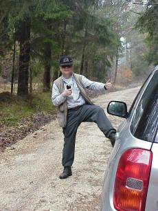 Bild #3: Der Versuch, das "Expeditionsfahrzeug" zu verstecken ...