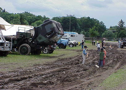 ... der Schlamm-Acker und seine Fans ...