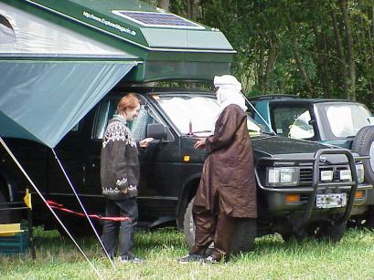 Besuch aus Niger am Redaktionsfahrzeug ...