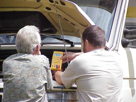 Gut, wenn man ein Multimeter dabei hat ...